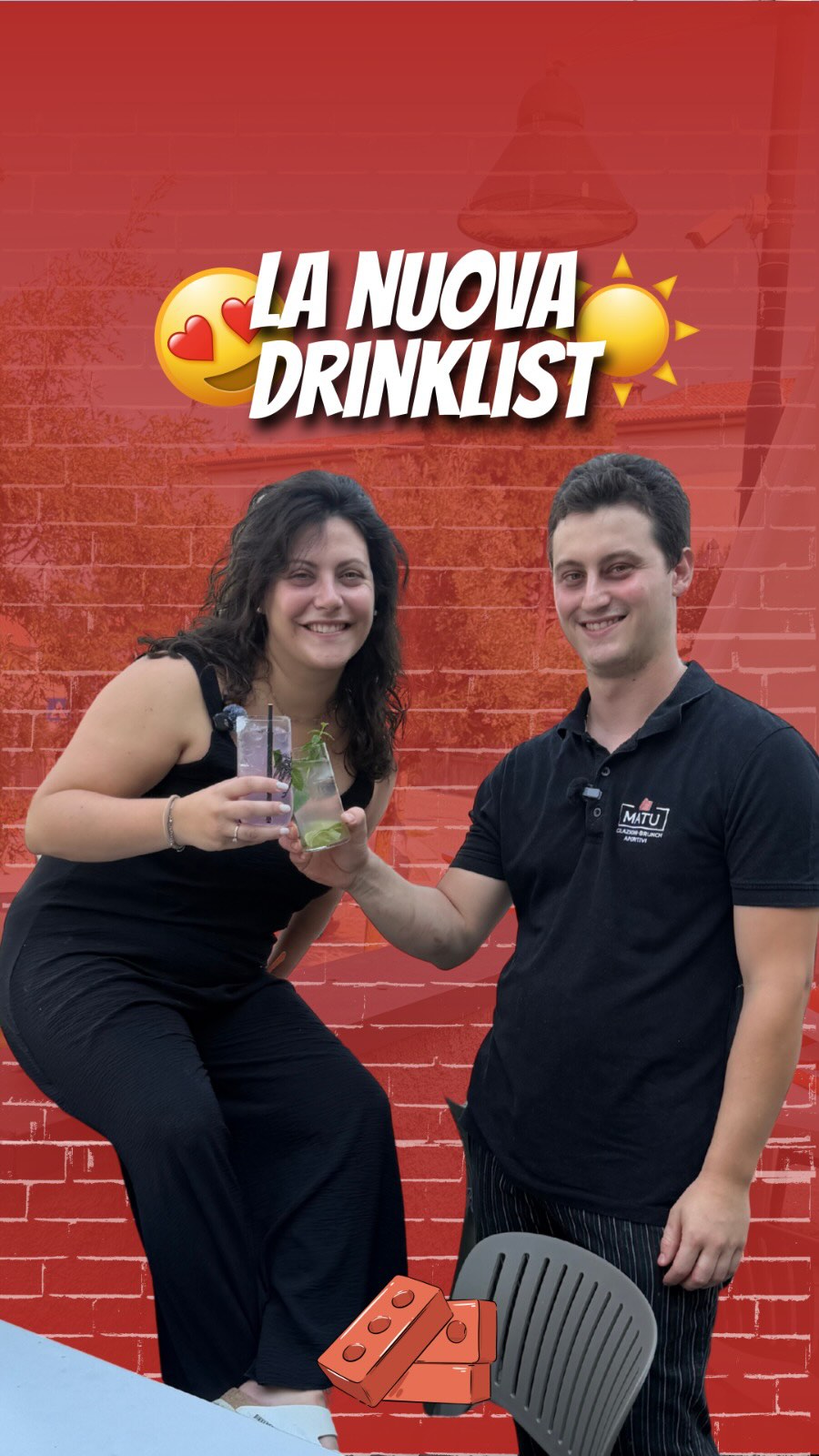 Lo staff di TEsttt brinda con due cocktail davanti al muro di mattoni rossi del locale